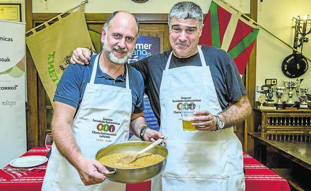 Alfonso Martínez se lució con una alubiada con perdiz escabechada y Fernando Gonzalo-Bilbao presentó un 'risotto' a la alavesa regado en txakoli y rematado con Idiazabal rallado. 