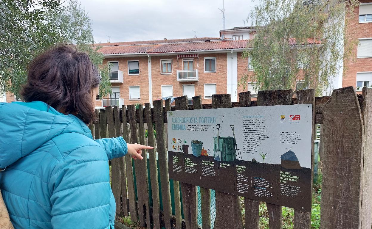 Una joven indica los consejos que ofrece Lea Artibai para facilitar el compostaje de residuos. 