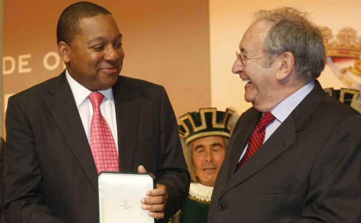 El músico estadounidense Wynton Marsalis, junto a Iñaki Añúa en el año 2009.