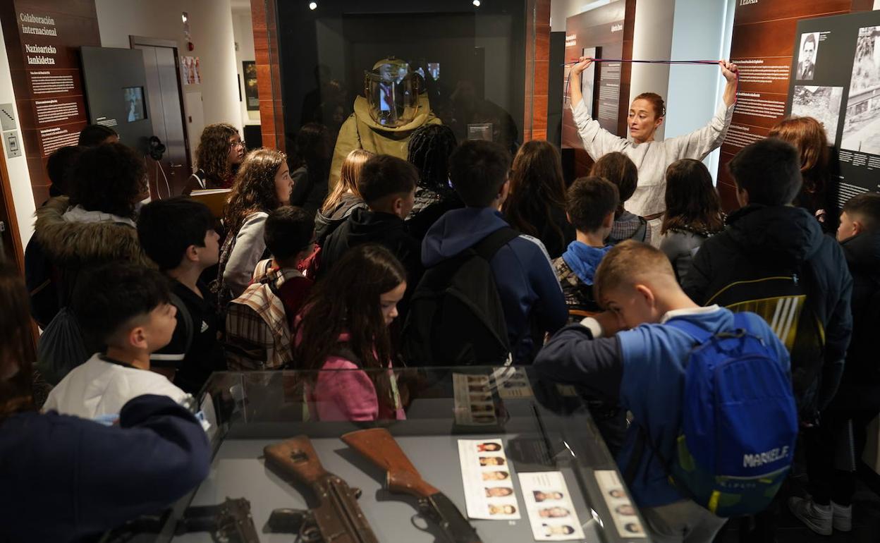 La actriz Arantza Cordero sujeta unos cables azules y rojos en un momento de su actuación ante los alumnos del colegio San Pelayo. 