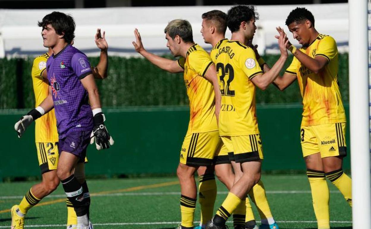 El equipo, que vistió de amarillo en Vioño de Piélagos, celebra uno de los dos goles al Vimenor. 