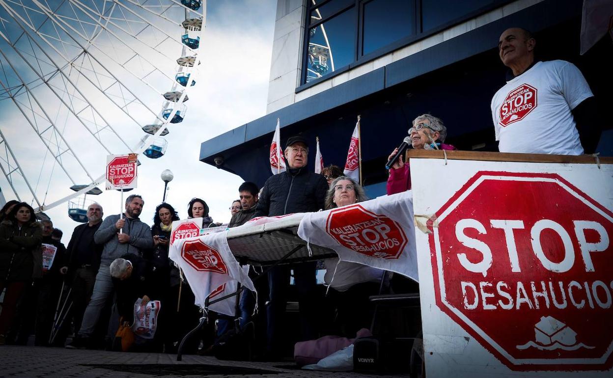 Rosa García y Salvador González, en una protesta de Stop Desahucios contra los fondos buitre en San Sebastián. 