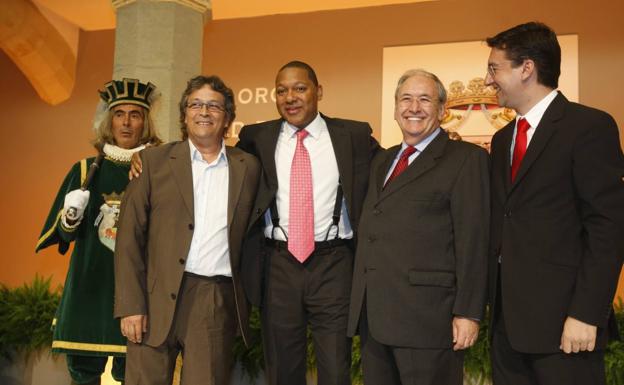 Junto al macero, Chano Domínguez, Wynton Marsalis, Iñaki Añúa y el alcalde Partxi Lazcoz en la entrega de la Medalla de Oro de Vitoria al trompetista, en 2009.