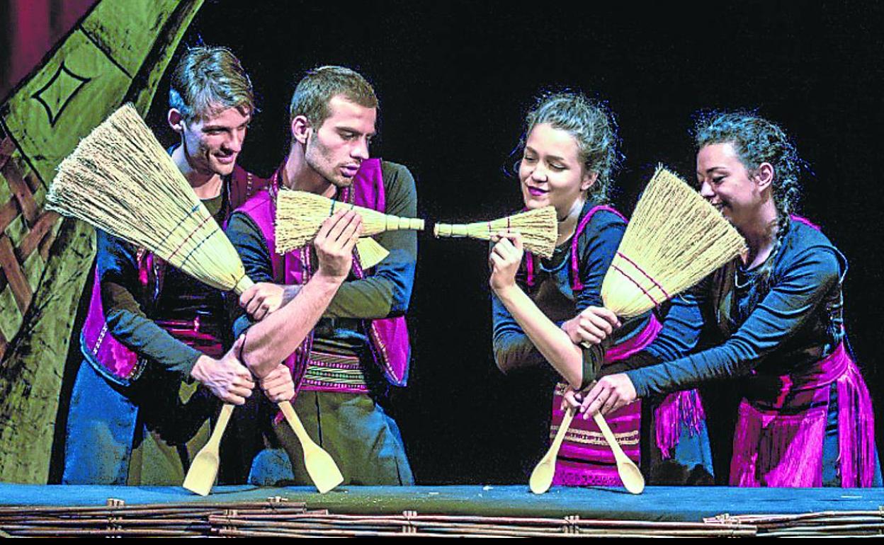 Escena del espectáculo de la compañía búlgara Blagoegrad Puppet Theatre. 