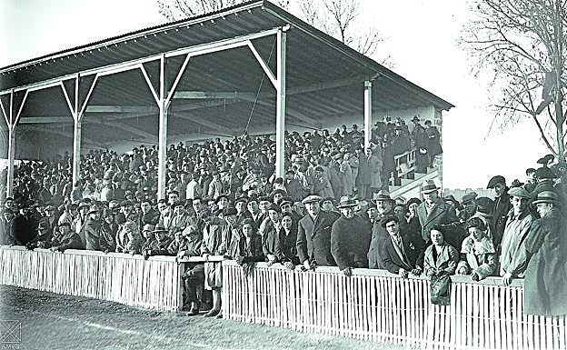 Público en Mendizorroza en un partido de liga de mediados de la década de los 20 del siglo pasado. 