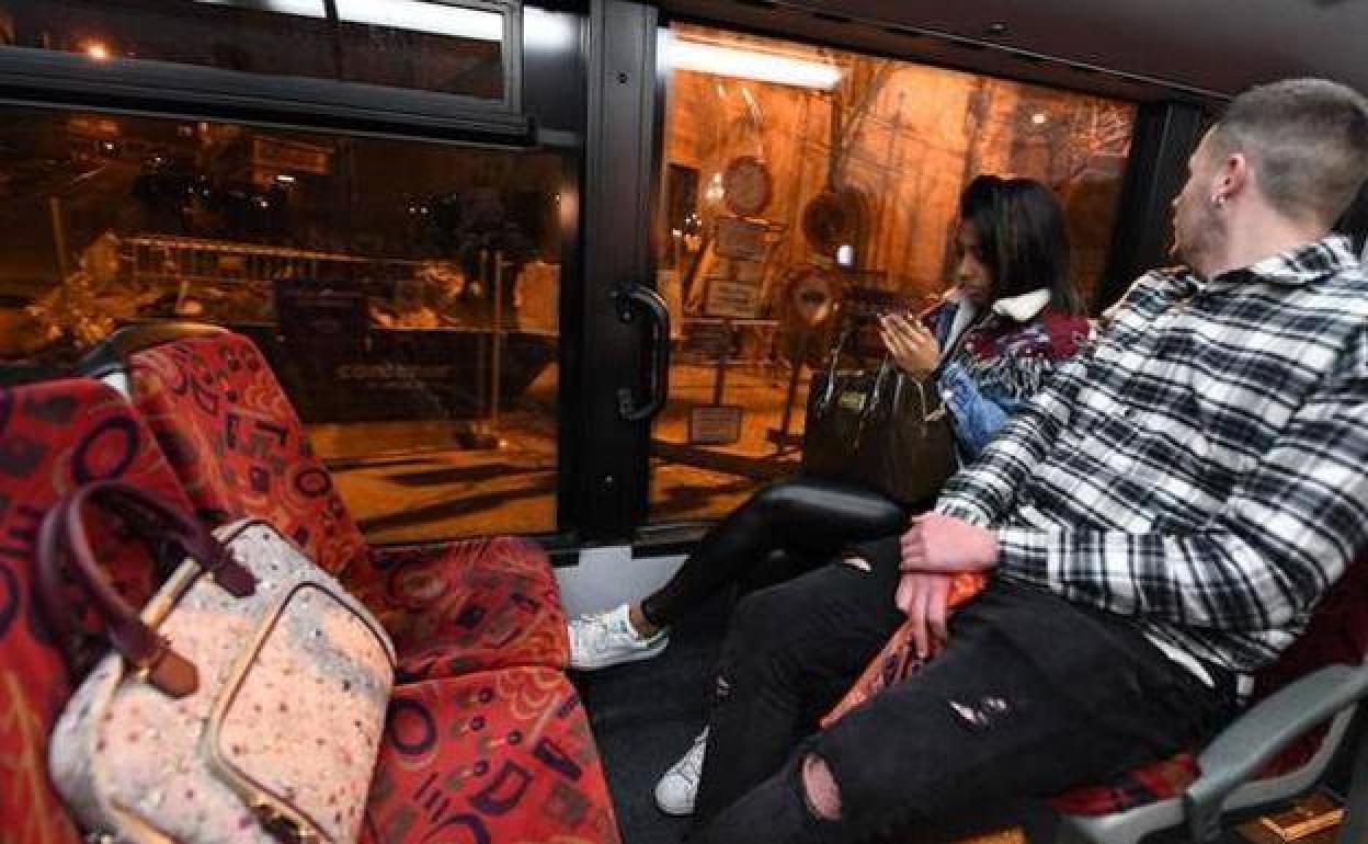 Los jóvenes de Lea Artibai y Lea Ibarra se mueven en bus las noches festivas de verano. 