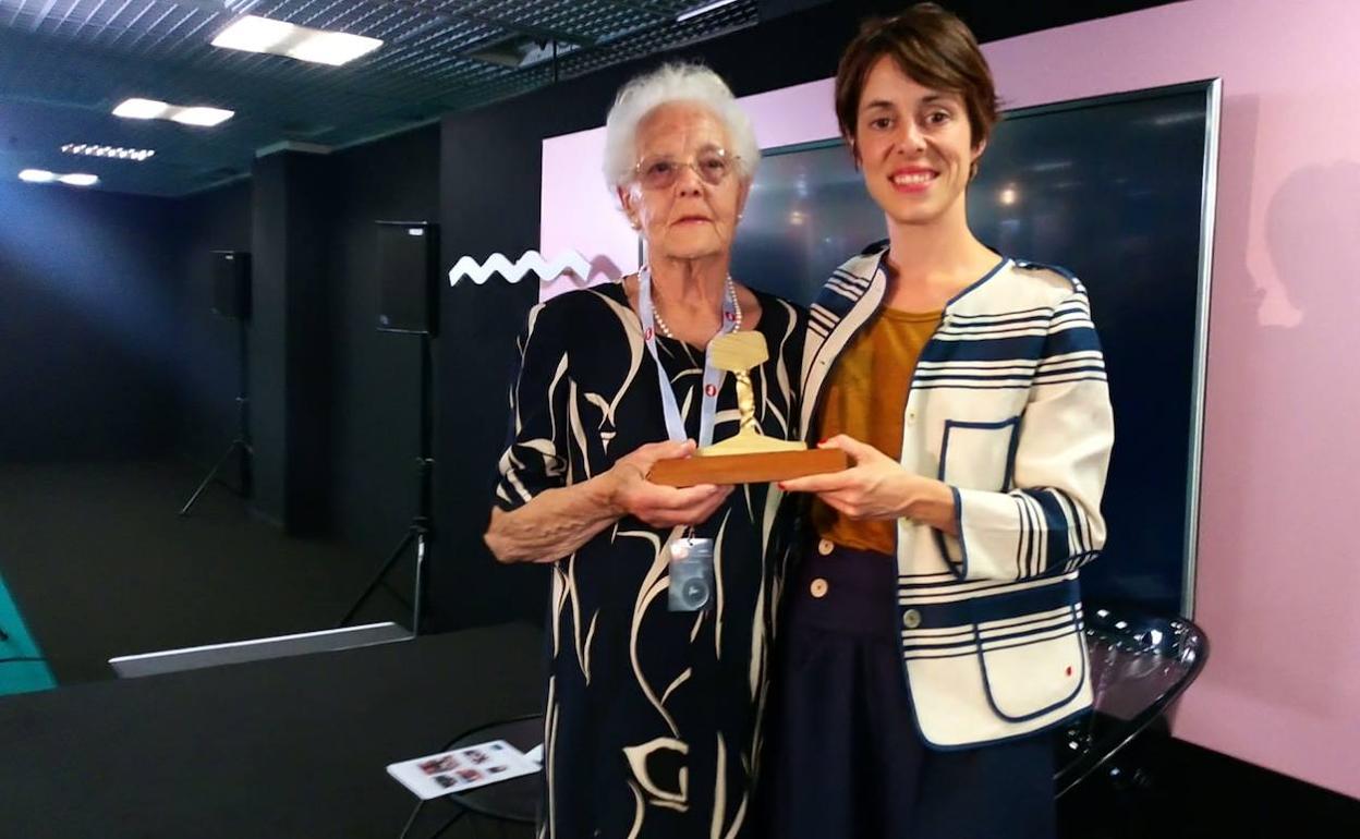 Begoña Suárez y Estibaliz Urresola con el premio entregAdo por el Festival de Cannes. 