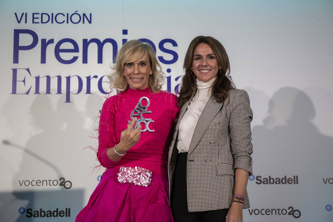 Pilar Sainz, directora general de Comunicación y Relaciones Institucionales de Vocento, entrega el premio a Posicionamiento de Marca a María Eizaguirre, directora de Comunicación y Participación de RTVE