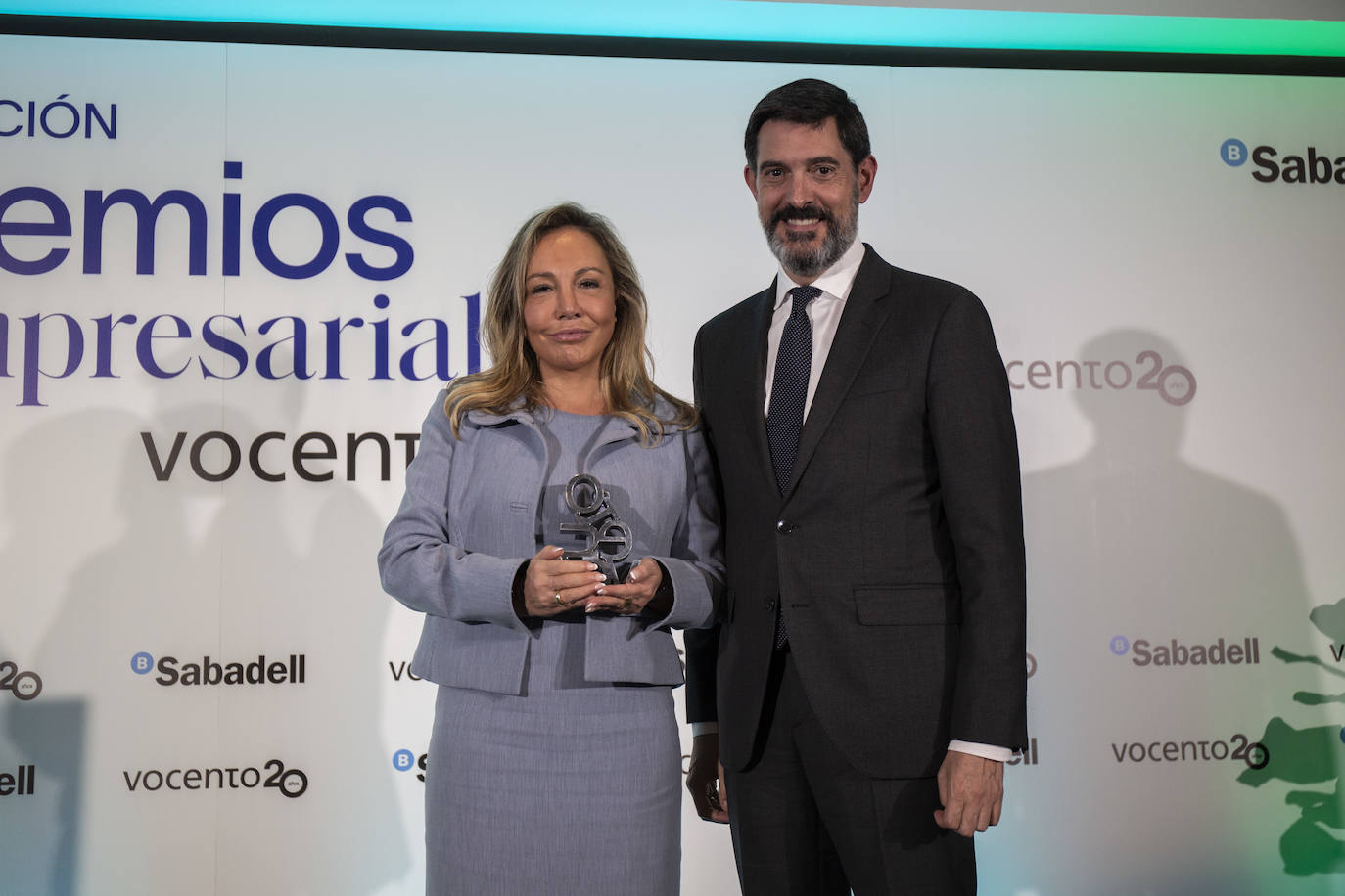 Iñigo Argaya, director general de Negocio Editorial de Vocento, entrega el premio a la Expansión Internacional a Mar Fuertes, directora de Relaciones Institucionales de Grupo Fuertes
