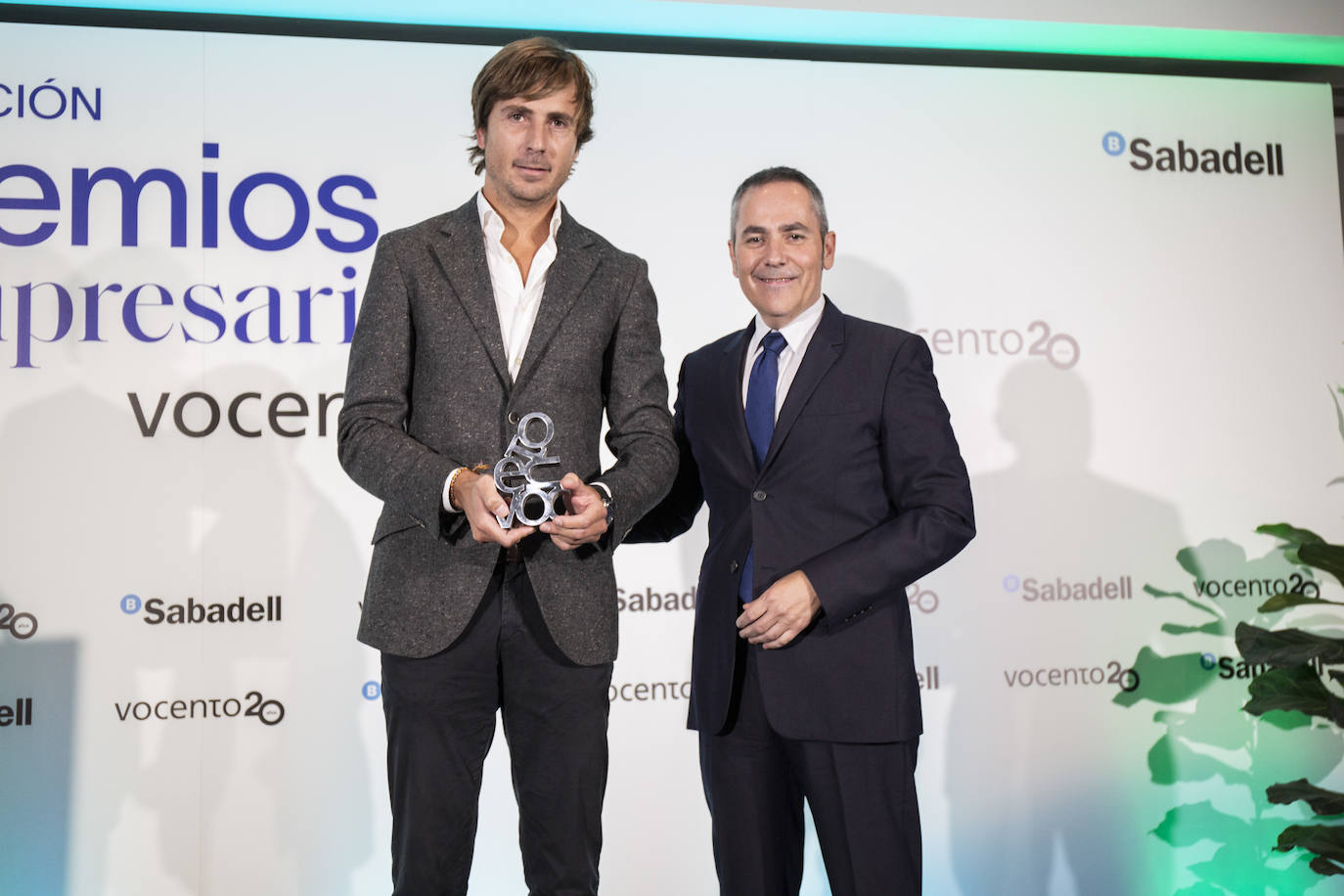 Alfonso R. Aldeyturriaga, director de Colpisa, entrega el premio a la Start-Up a Pablo Carro, socio fundador de Playtomic 