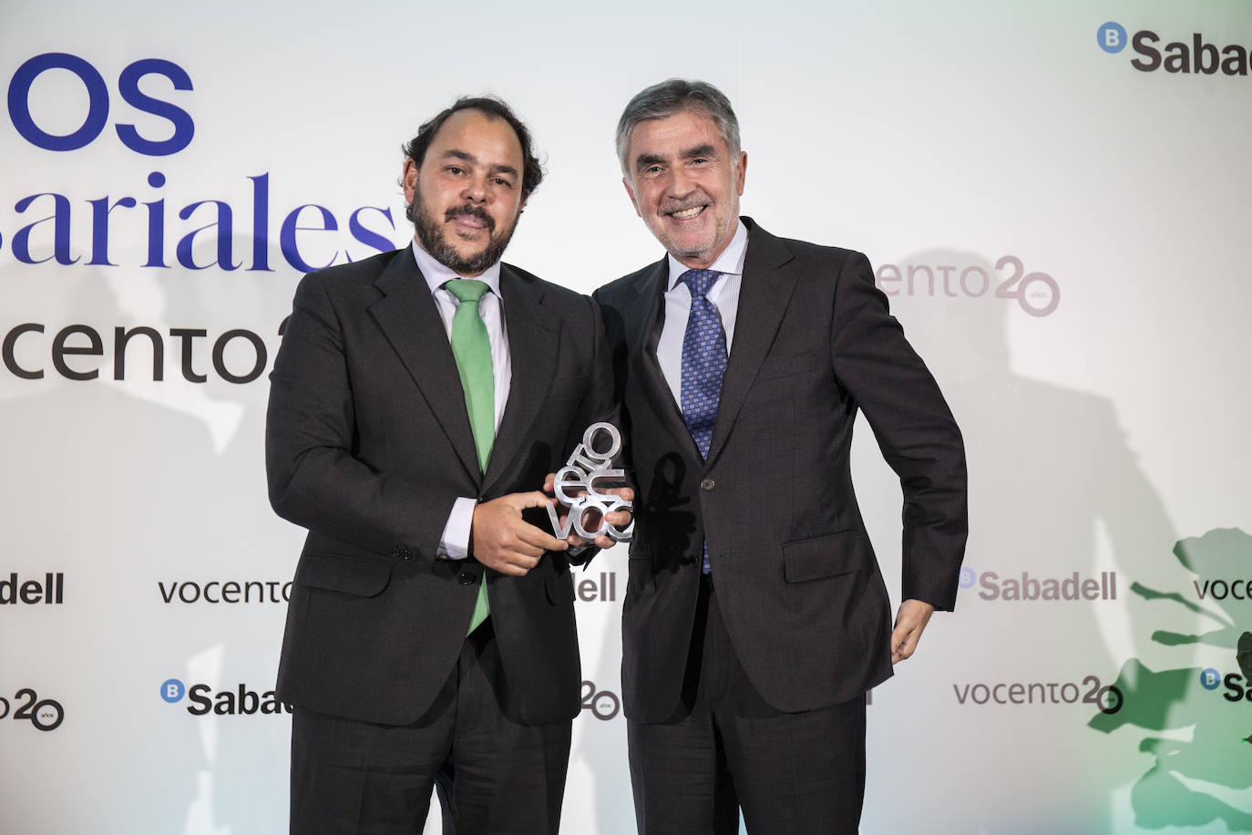 Iñaki Arechabaleta, adjunto al Consejero Delegado de Vocento, entrega el premio al Patrocinio a Telefónica 