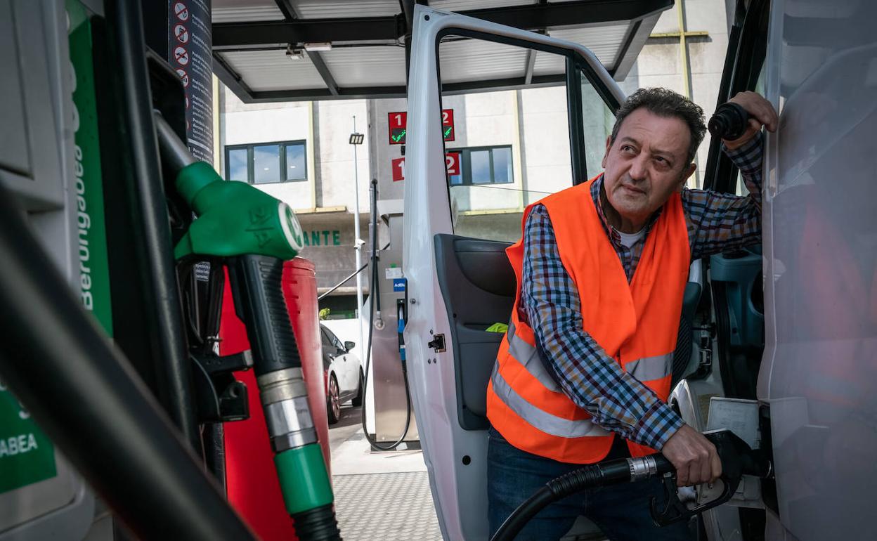 Un hombre repostando en una estación de servicio 