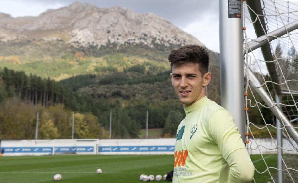 Imanol posa en los campos de entrenamiento del Eibar en Arrasate.