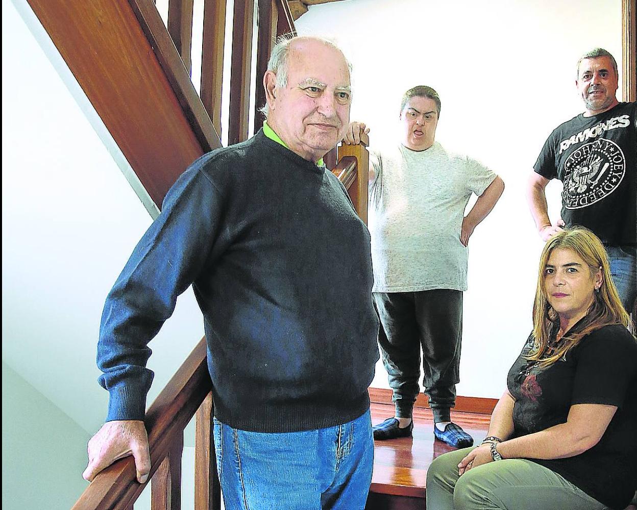 La familia Varela lleva tres años peleando por un ascensor para su inmueble. 