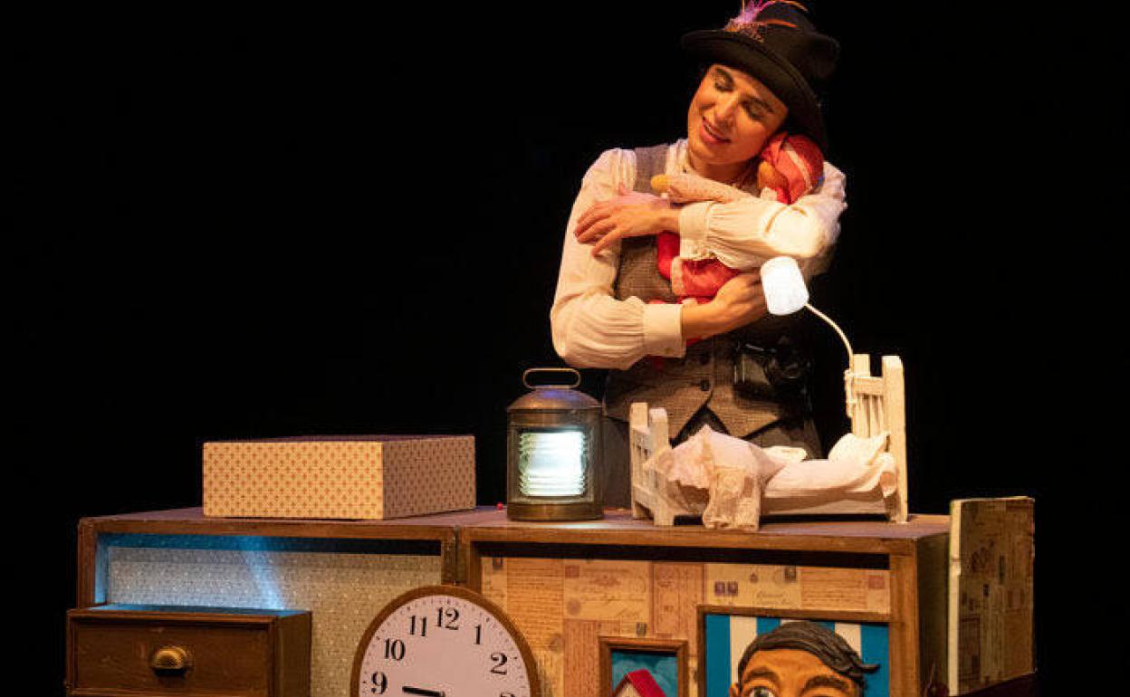 La obra 'Ring ring, cuéntame', abrirá mañana el Festival Internacional de Títeres en la Escuela de Música de Sestao. 