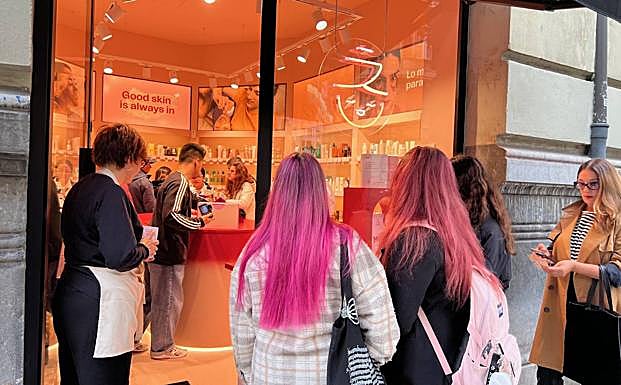 Varias personas esperan para entrar en esta nueva tienda de cosmética coreana en Bilbao.