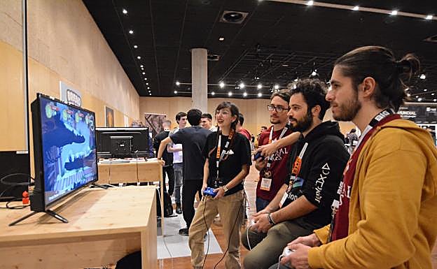 Medio centenar de puestos de juego coparon el área independiente del congreso