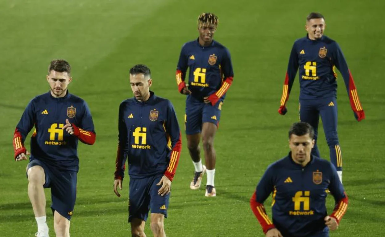 Sergio Busquets (2i), durante un entrenamiento con la selección española. 