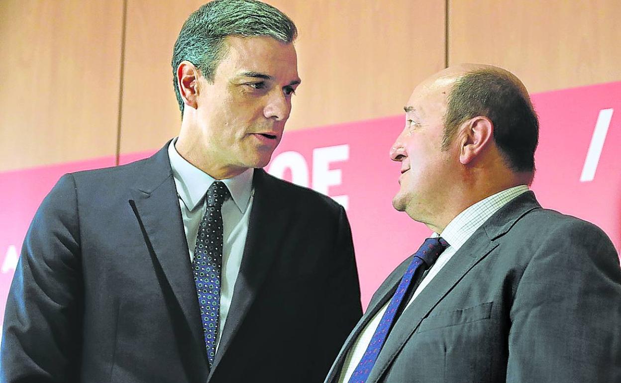 Pedro Sánchez y Andoni Ortuzar, durante un encuentro mantenido a finales de 2019. 
