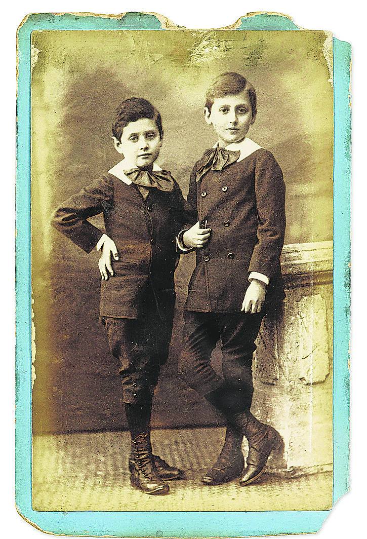 Marcel con su hermano Robert. 