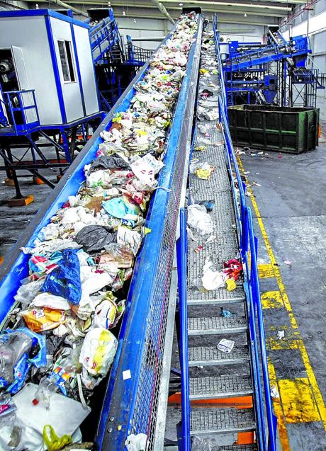 Imagen - Cintas en las que se transportan las bolsas de basura en la planta de Júndiz antes del cribado. / BLANCA CASTILLO