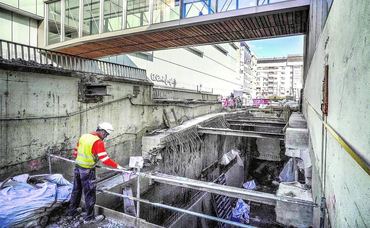 Se ha excavado una gran conexión subterránea a 9 metros por donde entrarán las mercancías.