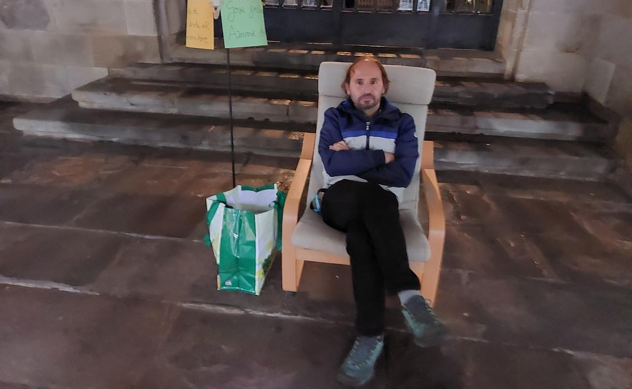 Iker Fernández ha iniciado una acampada frente a la entrada del Ayuntamiento de Durango. 