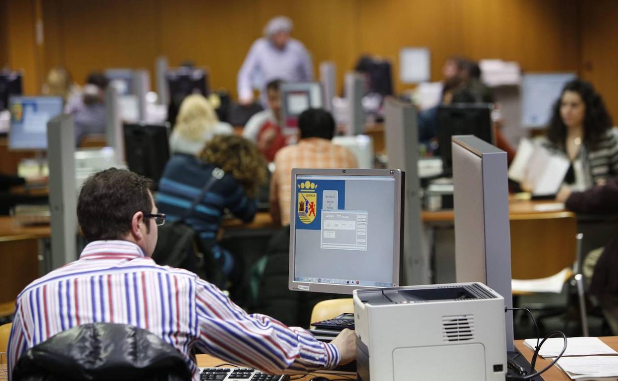 Un trabajador de la Diputación con su ordenador.