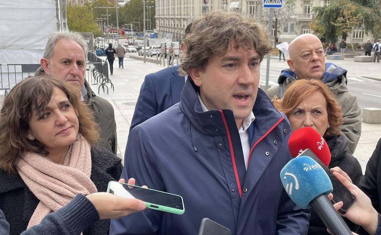 El secretario general del PSE-EE, Eneko Andueza, se ha dirigido a los medios a las puertas del Congreso. Tras él, María Guijarro, Alfonso Gil y Odón Elorza. 