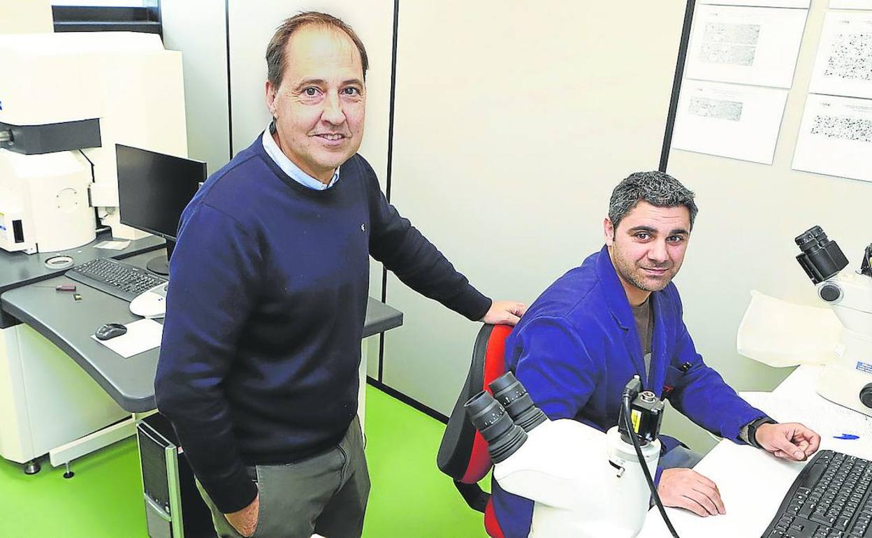 Raúl de Saja, responsable de la OTRI, de pie, en uno de los laboratorios del centro.