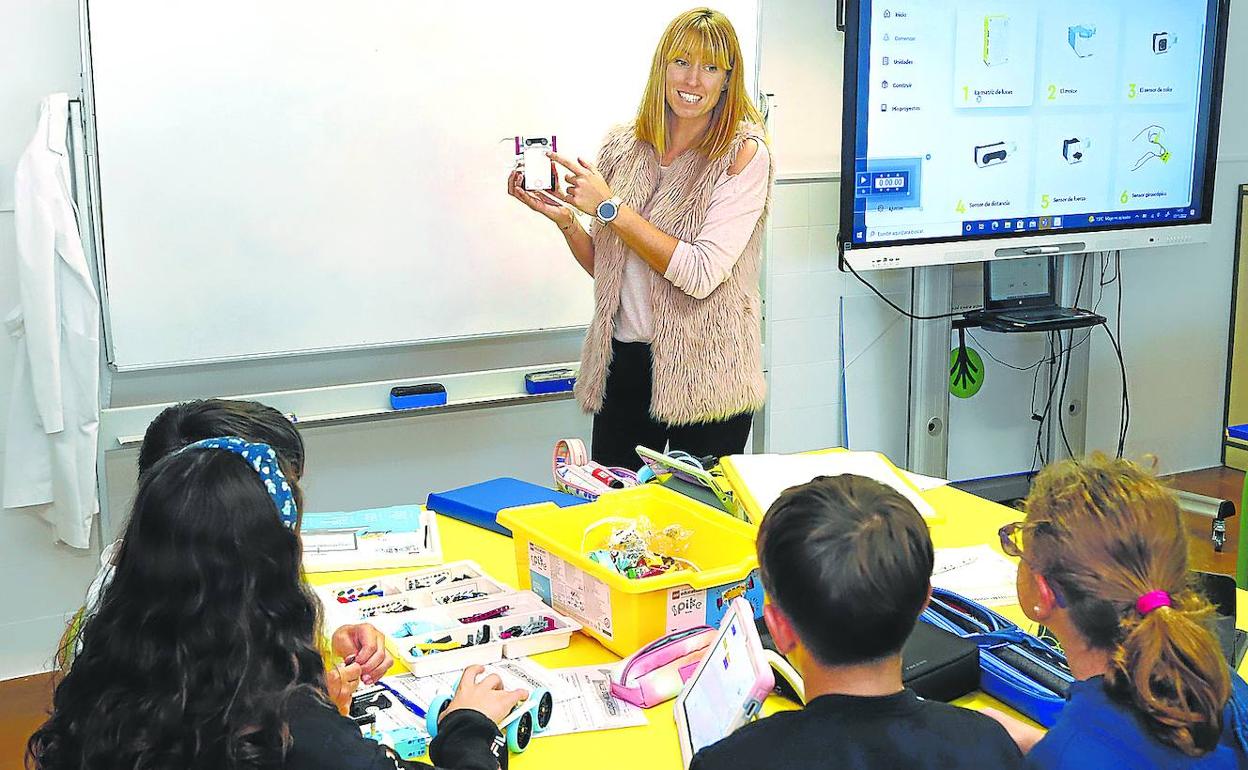 Deborah Colás en uan de las sesiones de ciencia y robótica en el centro.