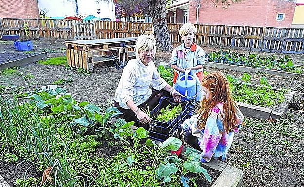 María José Sáseta con dos alumnos en el huerto del centro.
