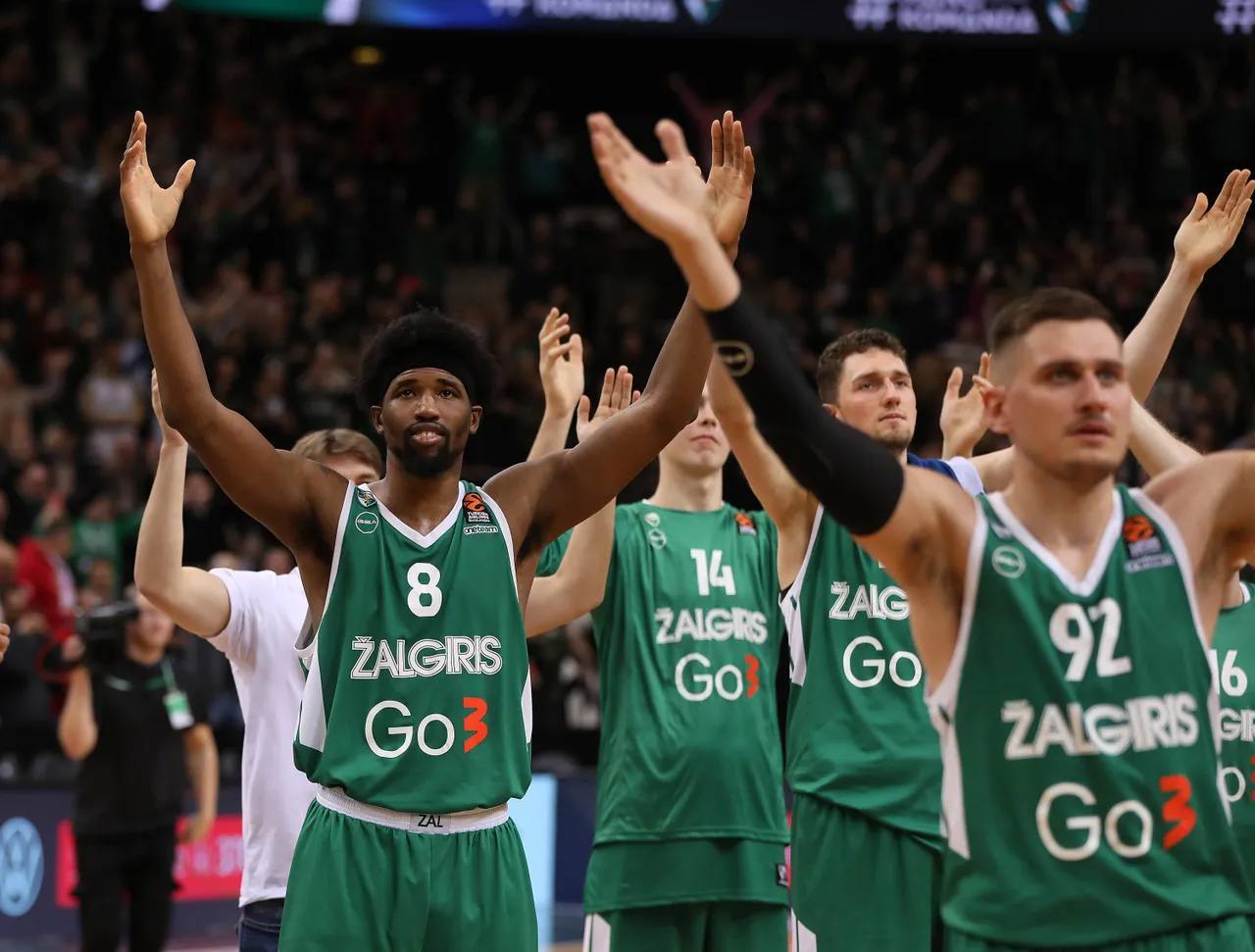 Los jugadores del Zalgiris saludan a su afición tras la victoria ante el Olimpia Milán. 