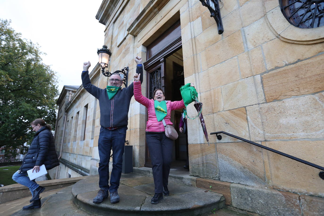Fotos: Lágrimas de emoción entre los vecinos de Usansolo en Gernika tras aprobarse la desanexión de Galdakao