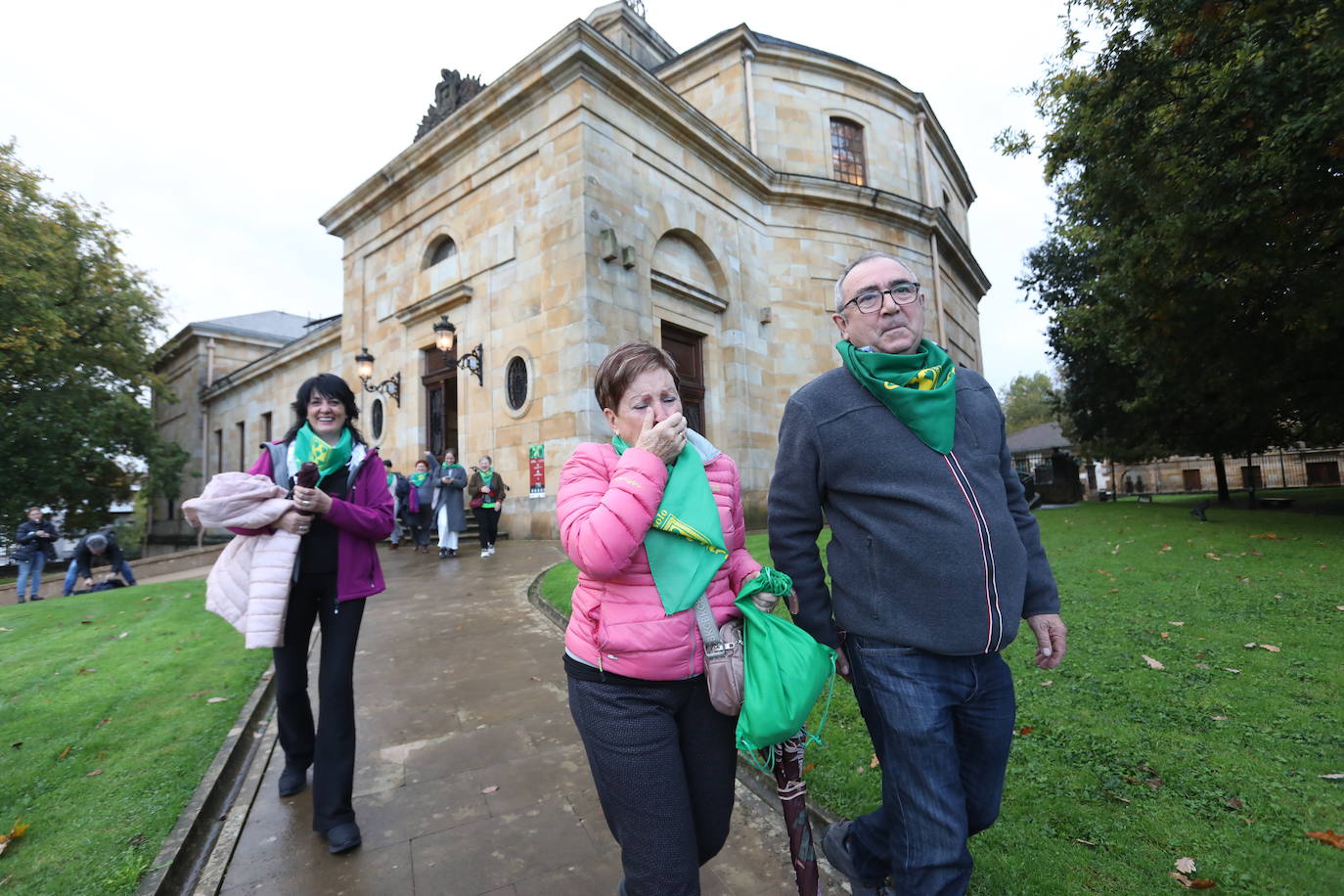 Fotos: Lágrimas de emoción entre los vecinos de Usansolo en Gernika tras aprobarse la desanexión de Galdakao