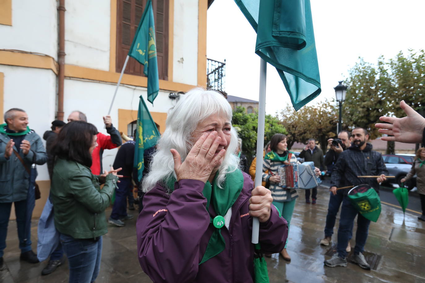 Fotos: Lágrimas de emoción entre los vecinos de Usansolo en Gernika tras aprobarse la desanexión de Galdakao