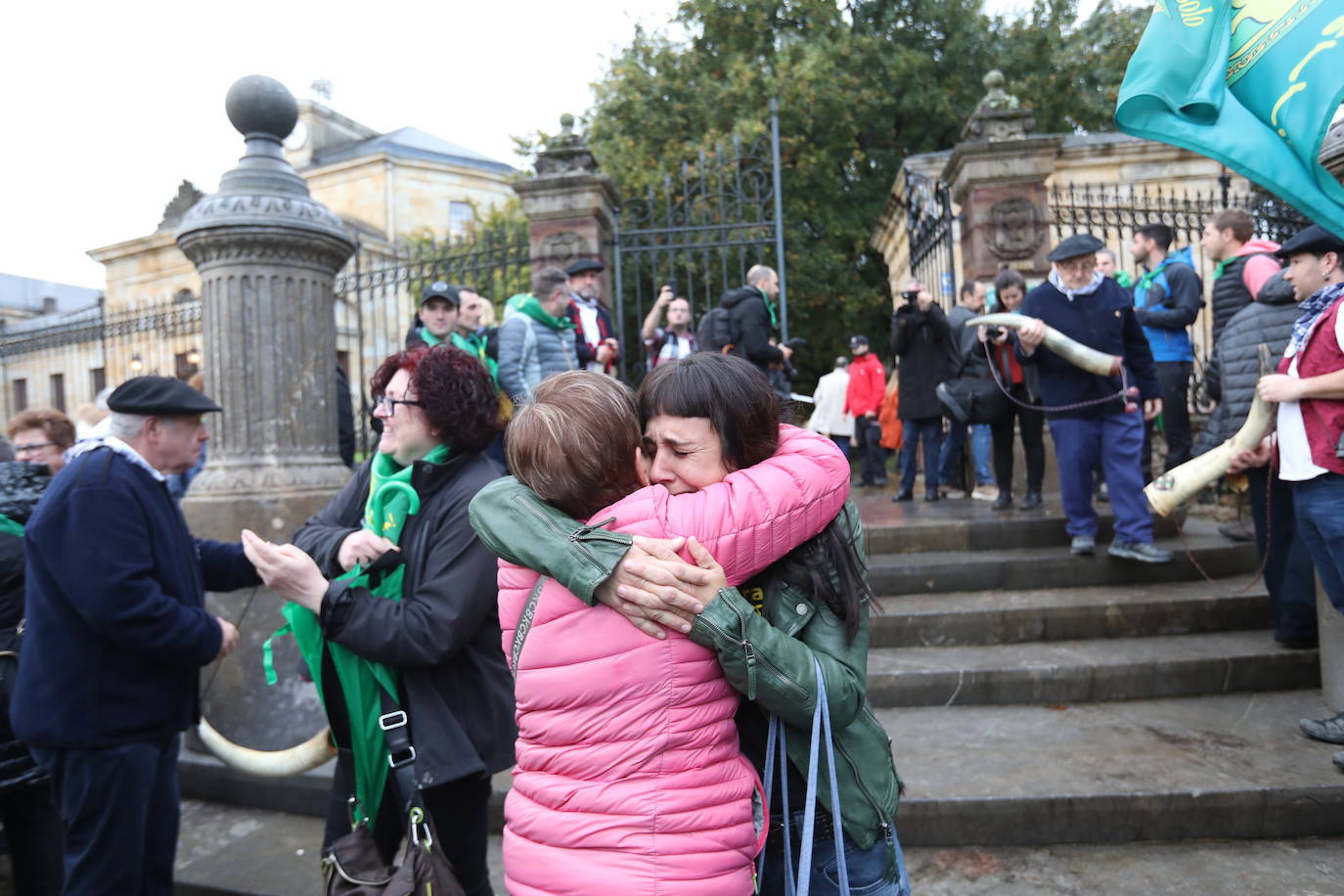 Fotos: Lágrimas de emoción entre los vecinos de Usansolo en Gernika tras aprobarse la desanexión de Galdakao