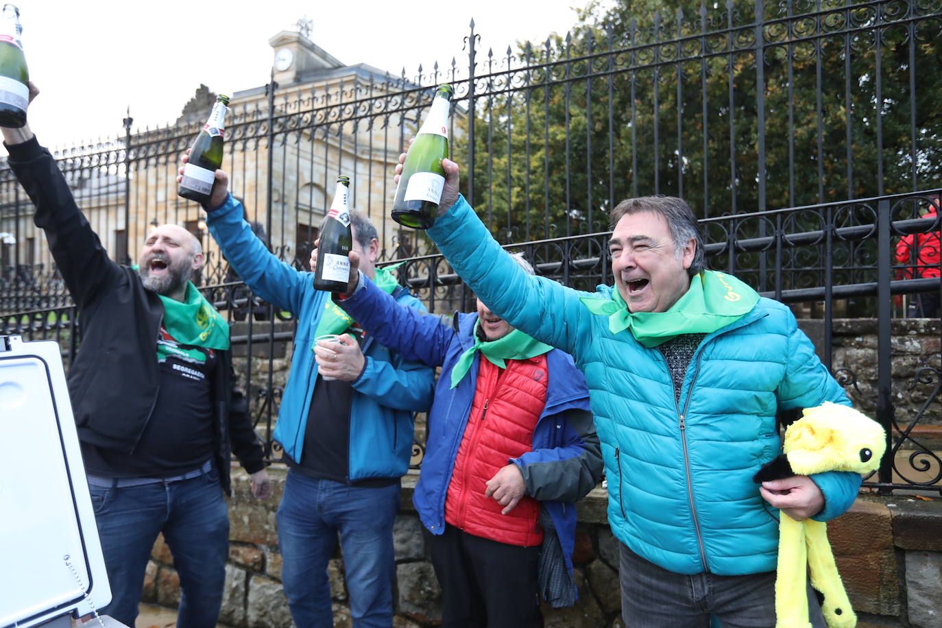 Fotos: Lágrimas de emoción entre los vecinos de Usansolo en Gernika tras aprobarse la desanexión de Galdakao
