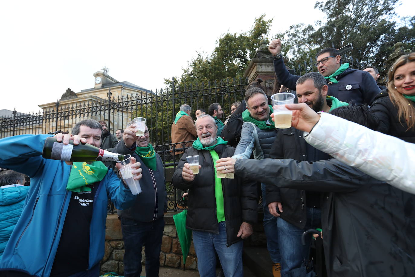 Fotos: Lágrimas de emoción entre los vecinos de Usansolo en Gernika tras aprobarse la desanexión de Galdakao