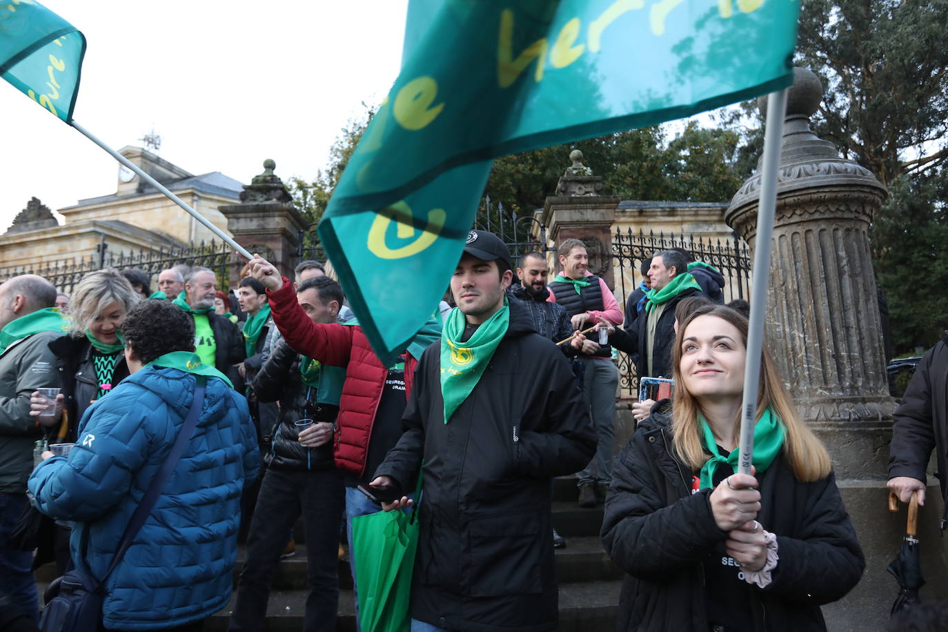 Fotos: Lágrimas de emoción entre los vecinos de Usansolo en Gernika tras aprobarse la desanexión de Galdakao