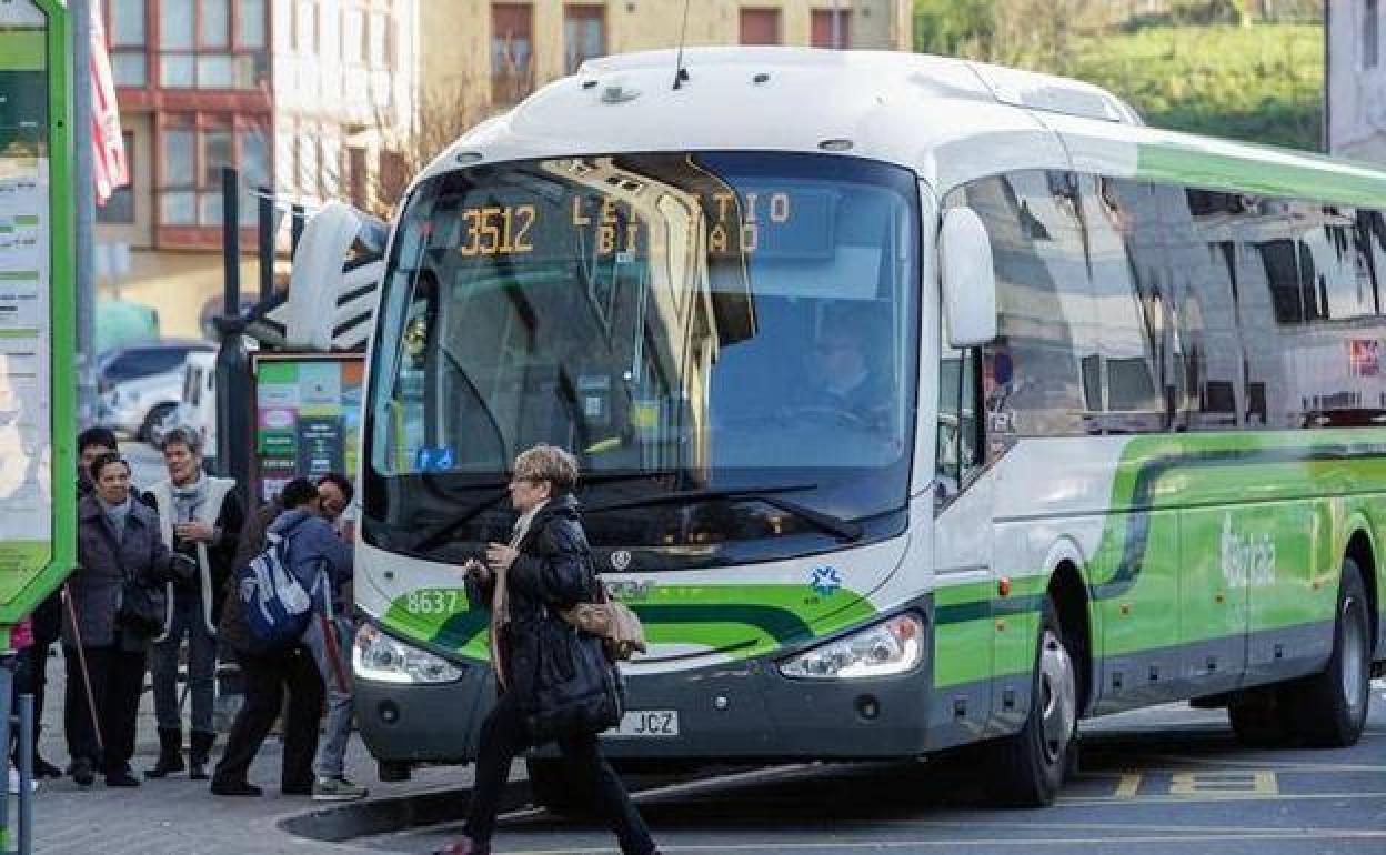 El PSE abre una grieta en su pacto con el PNV al forzarle a mantener los descuentos en Bizkaibus