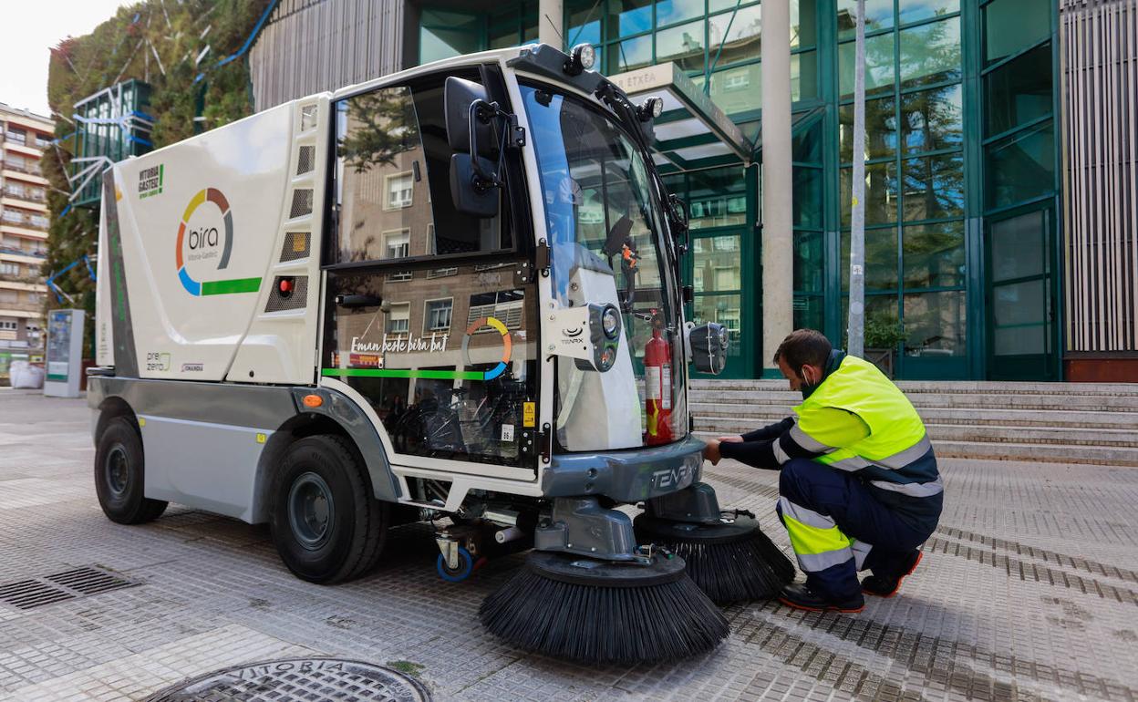 Un trabajador inspecciona una nueva barredora junto al Palacio Europa.