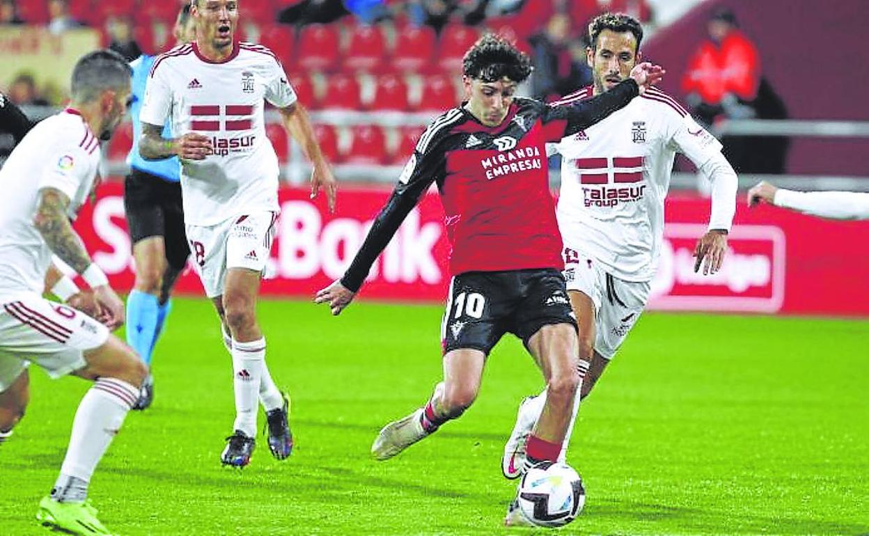 Gelabert, rodeado de jugadores contrarios, cuajó un notable encuentro ante el Cartagena. 