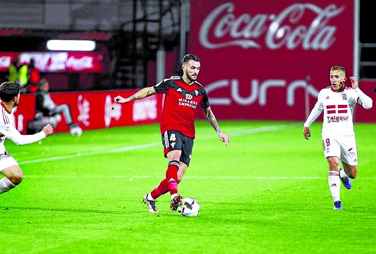 El también central Álex Martín va, asimismo, de menos a más y en la última cita rindió a un nivel notable. 