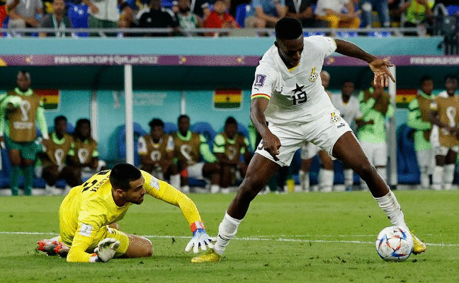 Un resbalón impide a Iñaki Williams lograr un empate histórico en su debut