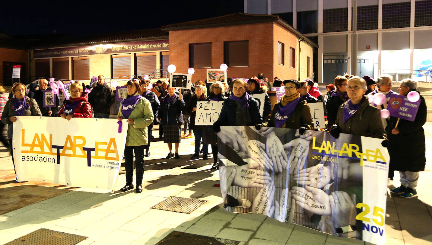 Imagen principal - Las mujeres de Iruña de Oca se hicieron oír contra la violencia machista.