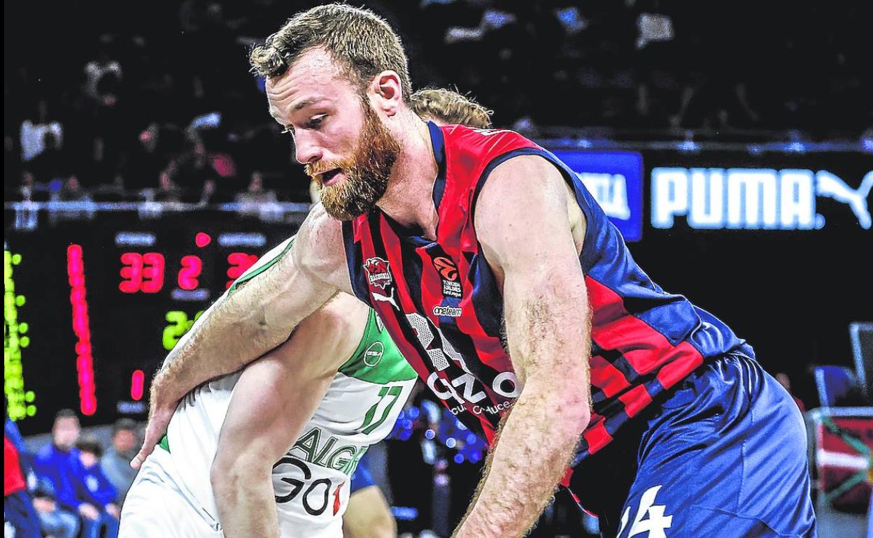 Costello pugna con un rival del Zalgiris durante el segundo cuarto del miércoles. 