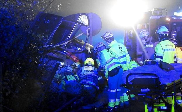 Trasladado a Cruces un conductor que quedó atrapado en su coche tras un accidente en Gamiz-Fika