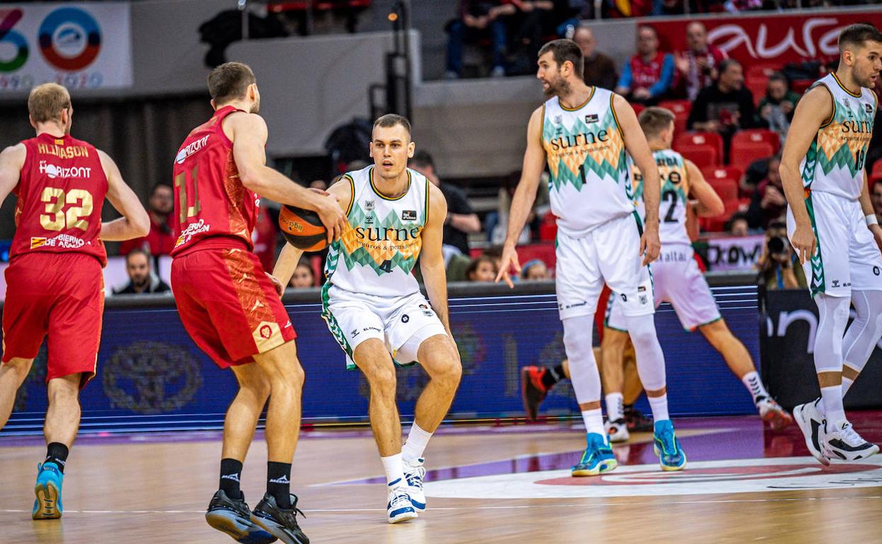 El Bilbao Basket defendió de maravilla en su visita al Zaragoza. 