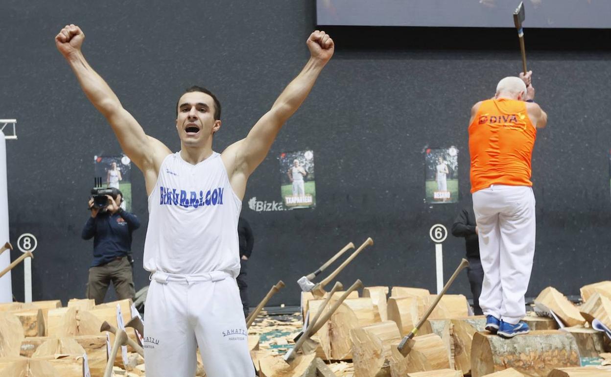Ezpeleta levanta los brazos tras cortar el último de los doce troncos en el frontón Bizkaia. 